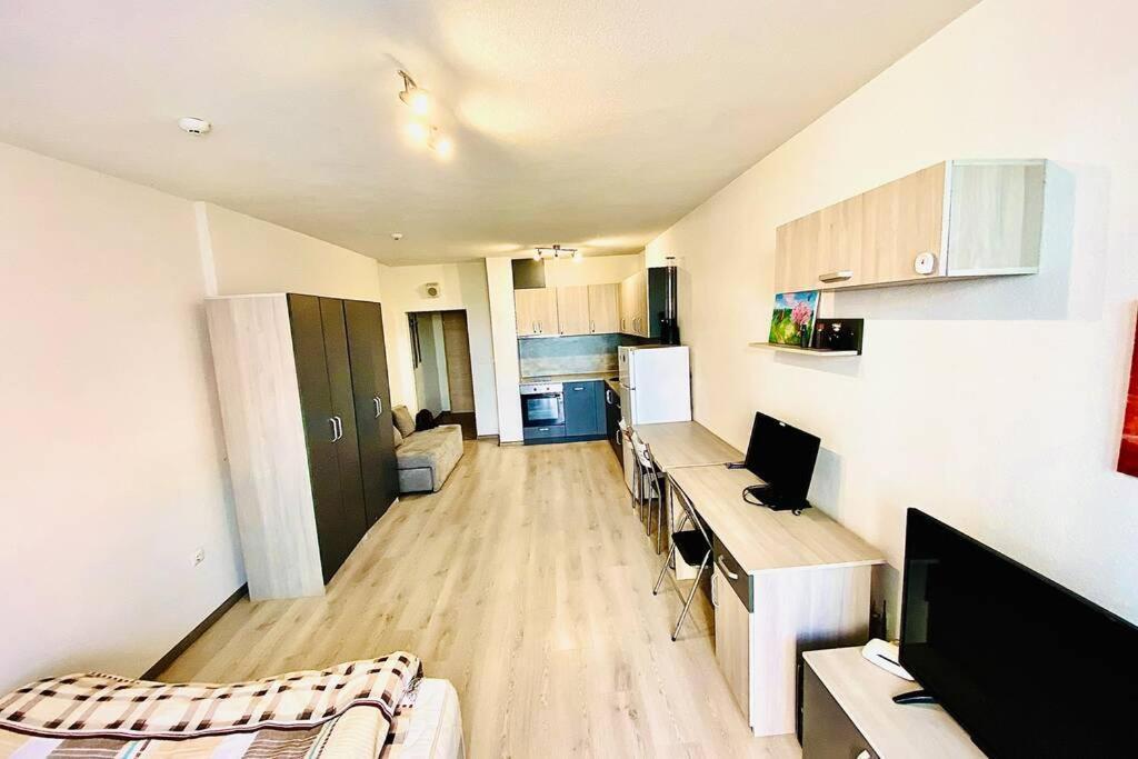 Large Studio In Studentski Grad With Huge Terrace Leilighet Sofia Eksteriør bilde
